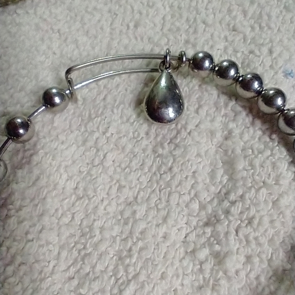Silvertone beaded wire bracelet - Picture 4 of 4